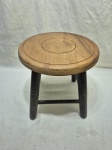 Lindo banco baixo redondo em madeira bicolor. Medindo 28cm x 27cm de altura.