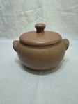 Sopeira, caçarola tipo caldeirão em cerâmica crua. Medindo 15cm x 11cm de altura.