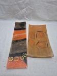 Lote de 2 travessas em vidro com pintura interna. Medindo o maior 43cm x 11cm.