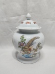 Lindo potiche em porcelana oriental com pintura ave do paraíso. Medindo 16cm de bojo x 15cm de altura sem tampa.