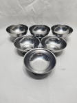 Lote de 6 cumbucas de sorvete, sobremesa em aço inox, sendo 2 tamanhos. Medindo o maior 9,5cm x 6cm de altura.