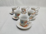 Jogo de 6 xícaras de café em porcelana Vera Cruz floral. Medindo 5,5cm x 6cm de altura. Leve bicado em uma xicara.