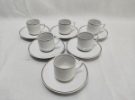 Jogo de 6 xícaras de café, 2 goles em porcelana Real com friso prata. Medindo 4,5cm x 4,5cm de altura.