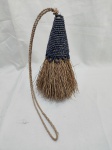 Borla de Vetiver Índigo com contas. Medindo 69cm de comprimento total.