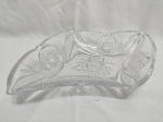Lindo centro de mesa, fruteira em grosso cristal ricamente lapidado. Medindo 44cm x 27cm x 7cm de altura.