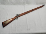 Antiga réplica de rifle de madeira 52" por Paris Savannah, peça decorativa, não funcional. Medindo 94,5cm de comprimento.