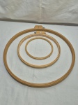 Jogo de 3 bastidores, moldes para bordado, em madeira, sendo 2 com regulagem. Medindo respectivamente 41cm de diâmetro, 26cm de diâmetro e 17,5cm de diâmetro.