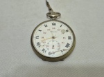 Antigo relógio de bolso de origem Suíça da marca Prévoté, o modelo sugere ser do início do século XX (1900-1930). Necessita de reparos. Medindo 5,5cm de diâmetro.