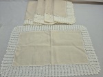Jogo americano em linho com acabamento em crochê, sendo 5 unidades. Medindo 48cm x 30cm. Com marcas de guardado.