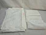 Linda toalha de mesa retangular com 6 guardanapos. Medindo guardanapo 53cm x 53cm, toalha 260cm x 130cm. Com marcas de guardado.