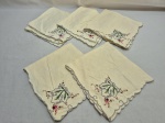 Lote de 5 guardanapos em linho com bordados Ilha da Madeira. Medindo 40cm x 40cm. Com marcas de guardado.