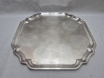 Linda bandeja quadrada em prata 90 com borda recortada. Medindo 40cm x 40cm.