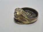 Lindo cinzeiro com escultura de mulher em bronze, assinado. Medindo 15cm x 13cm x 6cm de altura.