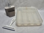 Lote de dispenser de detergente com suporte de esponja, rodo de pia e organizador de talher em plastico duro. Medindo 33,5cm x 30cm x 5,5cm de altura.