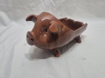 Lindo cinzeiro em cerâmica vitrificada na forma de porco. Medindo 24cm x 14cm x 14cm de altura, com um pé quebrado.