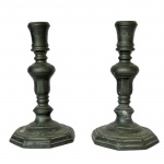 JOHN SOMERS - Par de castiçal em estanho, med. 17cm de altura.