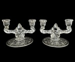 NEW MARTINSVILLE - Par de candelabros americanos em vidro modelo Prelude - Lágrima,  com gravações de flores e folhagens na base, capacidade 2 velas, med. 13cm de altura, 18 cm de comprimento e 15cm de diâmetro na base.  