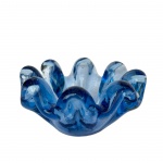 Pequeno cinzeiro em vidro tipo murano com borda ondulada, med. 9cm de diâmetro. 