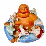Escultura chinesa em cerâmica de Buda Sorridente brincando com crianças representando fertilidade, alegria, sorte e prosperidade, policromia com detalhes em dourado. Med. 18cm de altura e 22cm de comprimento.  