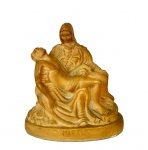 R. L. ROMA - Pequena escultura italiana `Pietá` em resina, med. 7cm de altura