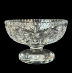 Pequeno centro de mesa/uveira em cristal com lapidações em estrelas, borda e base no estilo mini dedão. Med. 13cm de diâmetro e 8,5cm de altura 