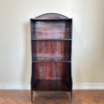 Pequena estante para livros com abertura na parte superior para bengalas e guarda-chuvas, em madeira, med. 95X47X18cm (A.C.L.)