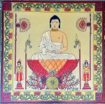 Assinatura não identificada - ÍNDIA - Pintura em alto relevo sobre vidro representando Buda em meditação Lótus sentado sobre a roda do Dharma, que é um dos símbolos mais antigos do budismo, com figuras laterais e simbologias, assinada. med.  70X70cm com moldura em alumínio e espelho med. 90X90cm. 