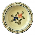 VIANAGRÉS - PORTUGAL - Antigo Cinzeiro em cerâmica, assinado, numerado, decorado com pinturas feitas à mão, med. 16cm de diâmetro.