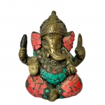 Escultura indo-tibetana de Ganesh em bronze dourado na tradicional postura sentada de pernas cruzadas, fundida na técnica da cera perdida ornamentada com turquesas e corais, com 4 mãos exibem amuletos sagrados. Med. 7X6cm  