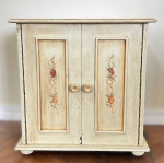 Pequeno armário em madeira com pátina na cor creme e decoração floral pintada à mão, duas portas e uma prateleira interna, med. 57X55X37cm (A.C.L.)