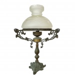 Antigo abajur de mesa com base em bronze maciço e cúpula em vidro lapidado, necessita de troca da parte elétrica, med 53cm de altura e 