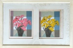 Assinatura não identificada - Par de gravuras emolduradas com flores amarelas e rosas, assinadas e informações de tiragem, med. 25X30cm. com moldura em madeira e proteção de vidro med. 50X75cm. Apresenta manchas do tempo.