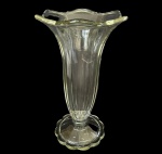 Vaso para flores em vidro com  borda e base em formato de pétalas, med. 30cm de altura e 18cm de diâmetro. 