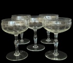 Conj. com 5 (cinco) Taças para Champagne em vidro, com gravações nas laterais, med. 13cm de altura. tamanhos irregulares.