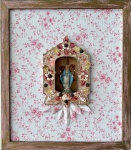 LUIS CARLOS - SÃO LUÍS - MA - Oratório com imagem de Nossa Senhora das Graças, com moldura em madeira patinada em rosa, med. 7,5cm (imagem) e 33X38cm caixa. 