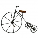 Bicicleta vintage decorativa estilo (Penny Farthing 1870 - 1880) em metal, com selinho em madeira, med. 29X40X16cm. Apresenta oxidação do metal.