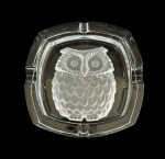 VANNES FRANCE - Cinzeiro em cristal com suporte para cigarro e charutos decorado com Coruja em baixo relevo na base, med. 13,5X13,5cm