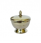 Saleiro com tampa em metal espessurado a prata com pega em feitio de pinha e de pé elevado. Medindo 4,5cm x 4,5cm