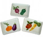 Conj. com 3 (três) Petisqueiras retangulares em porcelana  decoradas com legumes e verduras pintados à mão, assinadas na base. Med. 10X14cm 