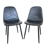 RIVATTI - Par de cadeiras estofadas em poliuretano (PU) com base em aço pintado a pó na cor preto, med. 45X45cm e 85cm de altura. Apresenta pequenas descascados.