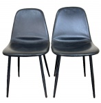 RIVATTI - Par de cadeiras estofadas em poliuretano (PU) com base em aço pintado a pó na cor preto, med. 45X45cm e 85cm de altura. Apresenta pequenas descascados.