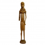 ARTE AFRICANA - Antiga Escultura africana em madeira nobre representando mulher com vestido e colar, numerada 1608 gravado na base, med. 36cm de altura