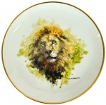 WEDGWOOD - DAVID SHEPHERD - LION (Panthera Leo) - Prato em porcelana inglesa, coleção The David Shepherd Wildlife, pintura assinada e friso dourado na borda. Acompanha livreto da coleção. Med.: 27cm de diâmetro.