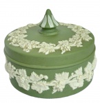 WEDGWOOD - Caixa de Recordações em porcelana de biscuit na cor verde sálvia com detalhes em alto relevo branco de parreiras e uvas. Med. 8cm de diâmetro e 5cm de altura. 
