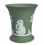 WEDGWOOD - Vaso de Flor/Jardim em porcelana de biscuit na cor verde sálvia com detalhes em alto relevo branco de árvores e figuras mitológicas. Med. 9cm de diâmetro e 10cm de altura. Na caixa original.