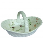WEDGWOOD - CAMPION  - Pequena cesta decorativa em porcelana inglesa na cor branca com decorações clássicas de flores e folhas e borda ondulada. Med.  11X15cm 