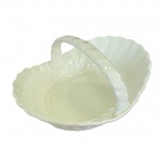 WEDGWOOD  - Pequena cesta decorativa em porcelana inglesa na cor branca. com caneluras e borda ondulada. Med.  11X15cm 