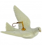 LLADRÓ - POMBA EM VÔO - Enfeite de Natal em porcelana representando pomba em vôo, com corrente e suporte em metal dourado, med. 7X8cm. Na caixa original  