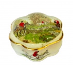 ROYAL WORCESTER - PALISSY - Pequena caixa porta jóias sextavada em porcelana inglesa, com cenas da Caça à Raposa  e friso dourado na borda, med. 9cm de diâmetro.