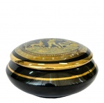GREECE - Pequena caixa porta jóias em porcelana na cor preta, com desenho grego e detalhes em ouro 24 quilates, med. 9cm de diâmetro.